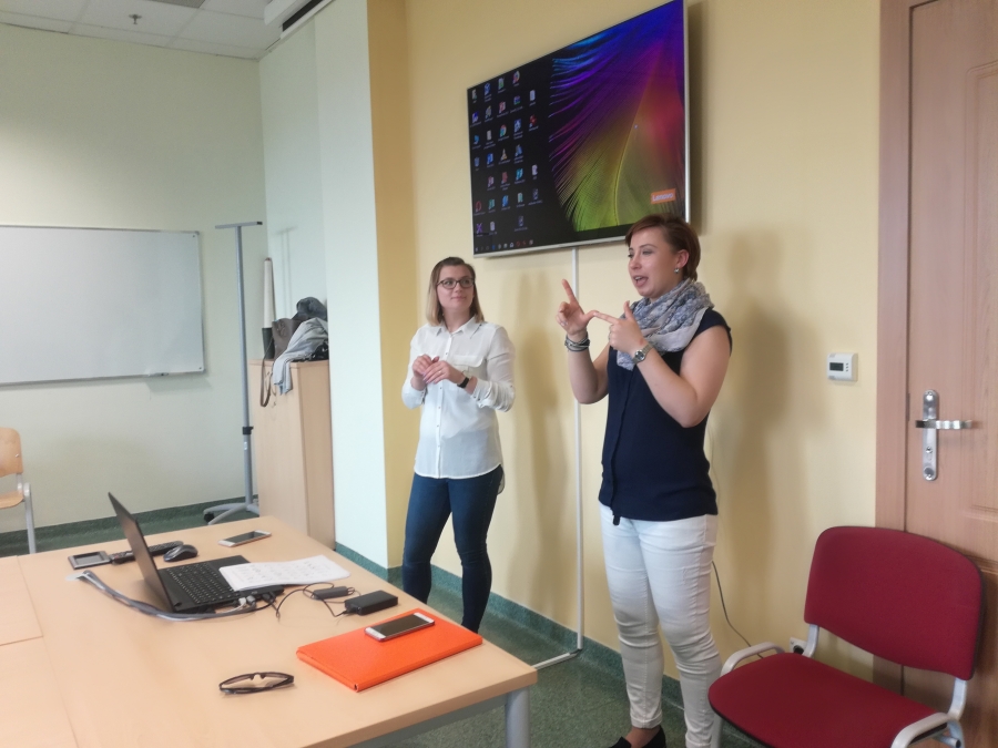 Studenci poznali podstawy języka migowego zdjęcie