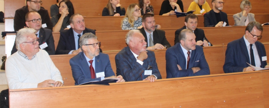 obrazek: Uczestnicy konferencji od lewej I rząd: dr Marek Steigert, dr Jacek Judek, prof. Jędrzej M. Jaśkowski, dr hab. Paweł Antosik, prof. Roman Kołacz II rząd: dr Jarosław Sobolewski, dr hab. Marek Gehrke, dr Jan Wiśniewski, dr hab. Krzysztof Anusz Zdjęcie ilustracyjne