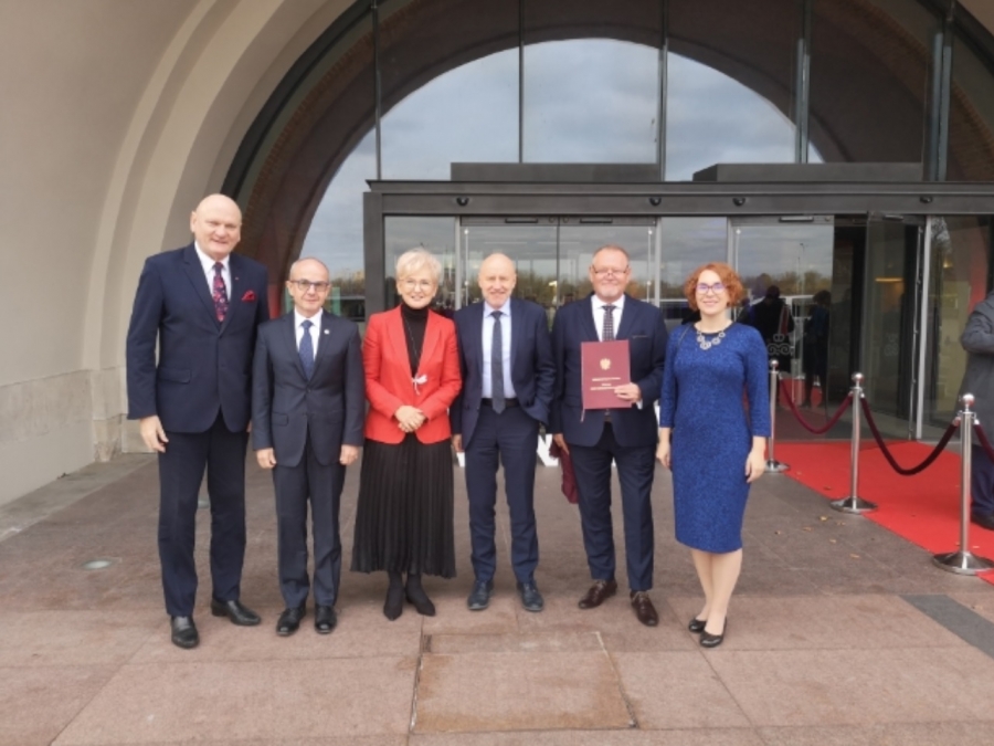 Toruńska delegacja (od lewej): prezydent Torunia Michał Zaleski, prorektor UMK prof. Jacek Kubica, posłanka oraz wiceminister edukacji narodowej Iwona Michałek, prof. Włodzimierz Jaskólski, rektor UMK prof. Andrzej Tretyn oraz dr Agata Karska fot.Archiwum DzPiI Zdjęcie ilustracyjne
