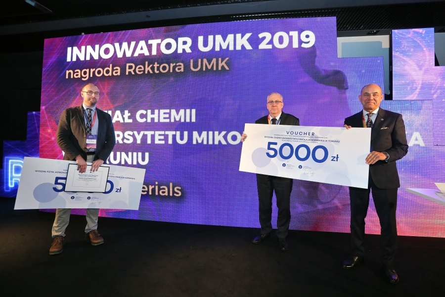 Nagrody specjalne Rektora UMK "Innowator UMK" (z rąk prorektora prof. Wojciecha Wysoty) otrzymali: dr hab. Maciej Szkulmowski, prof. UMK z zespołem (za rozwiązanie "Freez Eye Tracker") oraz dr hab. Wojciech Kujawski, prof. UMK z zespołem (za rozwiązanie "Smart materials") fot.Andrzej Romański Zdjęcie ilustracyjne