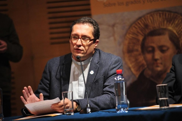 Ks. dr hab. Piotr Roszak, prof. UMK ze stypendium Rektora za publikację zdjęcie
