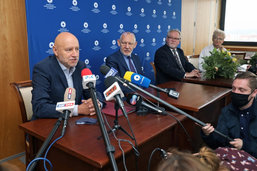 O szczegółach nowej inwestycji na konferencji prasowej opowiedział m.in. prof. Włodzimierz Jaskólski, dotychczasowy dziekan Wydziału Fizyki, Astronomii i Informatyki Stosowanej, od 1 września prorektor ds. współpracy z otoczeniem społecznym i gospodarczym fot.Andrzej Romański Zdjęcie ilustracyjne