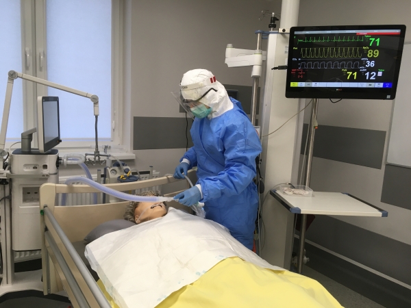 Centrum Symulacji Medycznych CM zaprasza do zapoznania się z procedurami w opiece nad pacjentem z COVID - 19