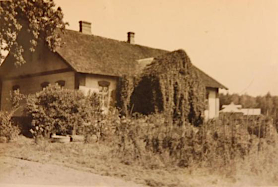 obrazek: Leśniczówka w Budzie Tuszowskiej, lato 1935 r. - fot. Jan Zdzisław Włodek z archiwum AWD obrazek: Leśniczówka w Budzie Tuszowskiej, lato 1935 r. - fot. Jan Zdzisław Włodek z archiwum AWD