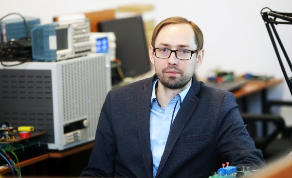 Prof. Tomasz Tarczewski w Sekcji Energoelektroniki i Napędu Elektrycznego PAN