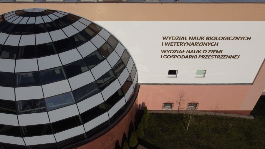 WNBiW fot.Joanna Czarnecka Zdjęcie z lotu ptaka frontu Wydziału NBiW