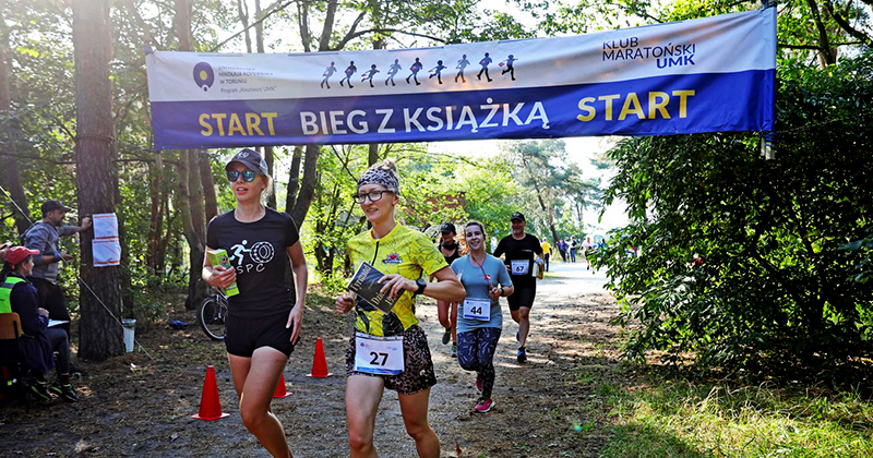 obrazek wiadomości: VII Bieg z książką "NAUKA CHODZENIA Z RÓŻEWICZEM" obrazek wiadomości: VII Bieg z książką "NAUKA CHODZENIA Z RÓŻEWICZEM"