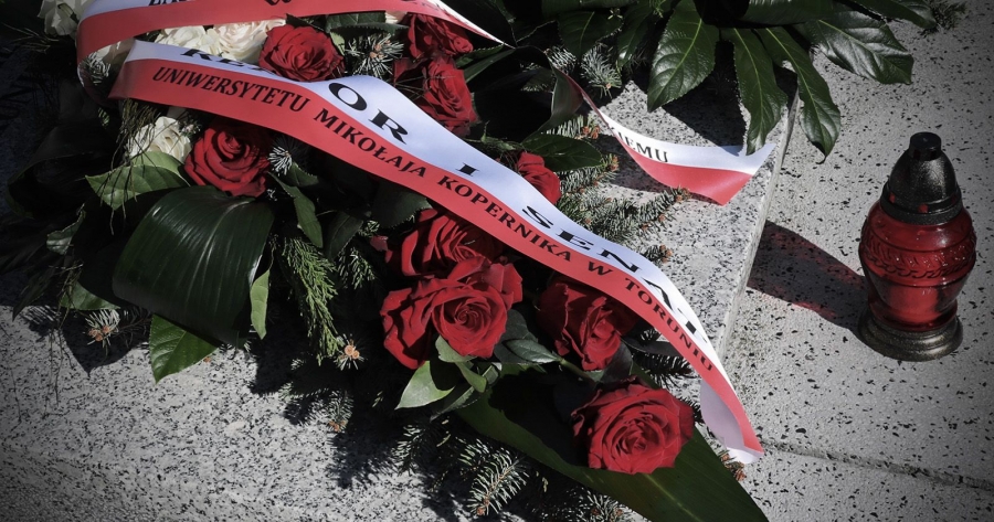 fot.Andrzej Romański Wieniec z róż z biało-czerwoną szarfą