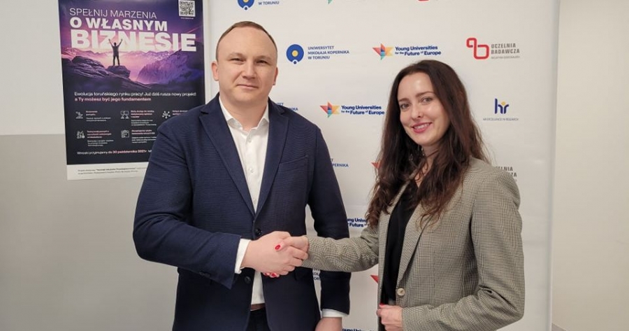 obrazek: Justyna Łaskowska, Dyrektor CPAiTT oraz Paweł Żywiecki, prezes Fundacji Przedsiębiorczy Toruń fot.fot. Nadesłane Dwoje ludzi podaje sobie rękę w geście porozumienia