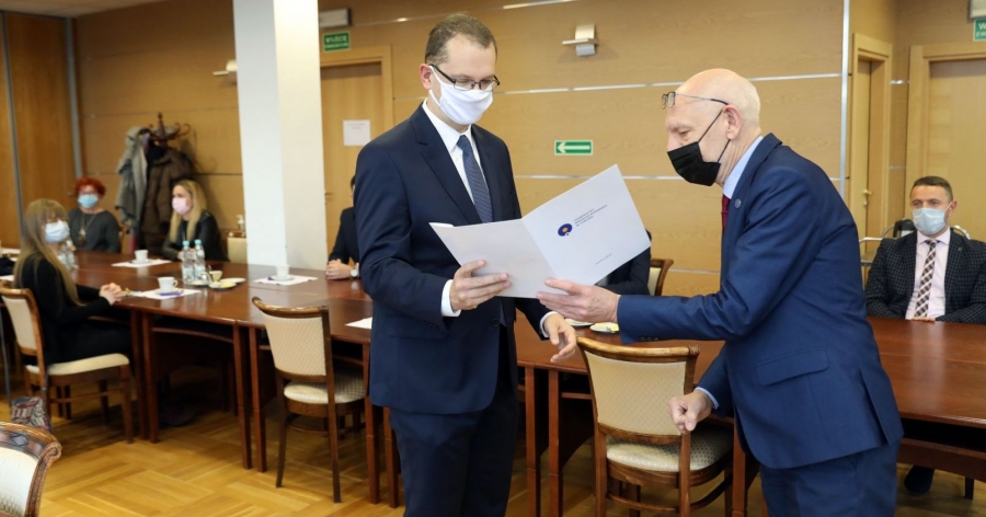 Nominację z rąk JM rektora prof. Andrzeja Sokali odbiera dr hab. Grzegorz Bobiński, prof. UMK fot.fot. Andrzej Romański Nominację z rąk JM rektora prof. Andrzeja Sokali odbiera dr hab. Grzegorz Bobiński, prof. UMK