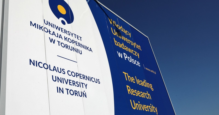 fot.fot. Andrzej Romański Tablica z logo UMK i napisem