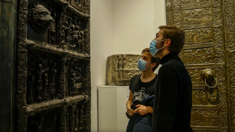 Studenci w muzeum