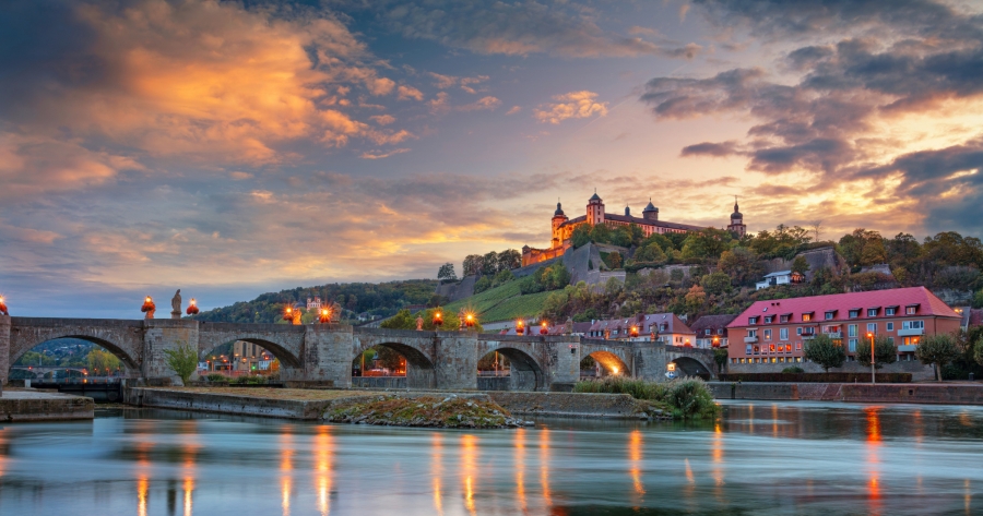 Most na rzece w mieście Wurzburg