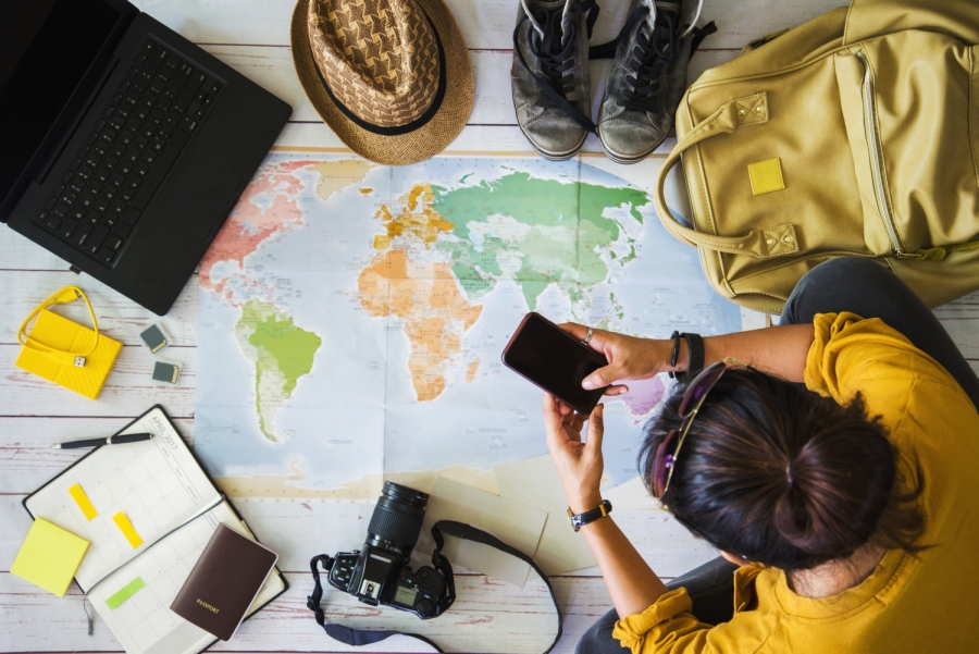 istockphoto.com fot.Patiwat Sariya człowiek, laptop, smartfon, aparat, notes, mapa, torba, buty, kapelusz