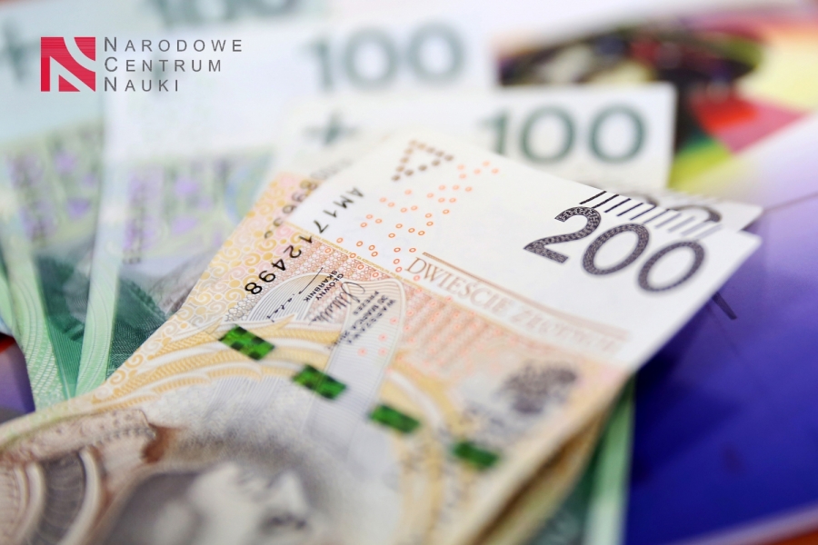 fot.Andrzej Romański Banknoty 200 zł i 100 zł