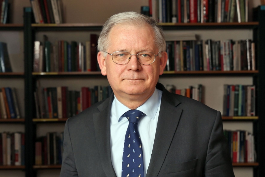 Prof. dr hab. Roman Bäcker fot.Andrzej Romański Portret autora artykułu patrzącego na wprost (w obiektyw).