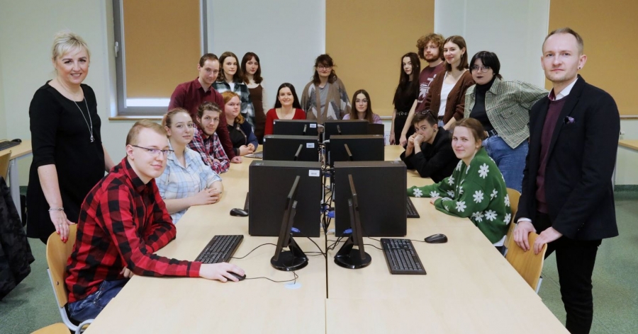 obrazek: Dr hab. Małgorzata Kowalska-Chrzanowska, prof. UMK i dr Przemysław Krysiński ze studentami architektury informacji fot.fot. Andrzej Romański Dr hab. Małgorzata Kowalska-Chrzanowska, prof. UMK i dr Przemysław Krysiński ze studentami architektury informacji