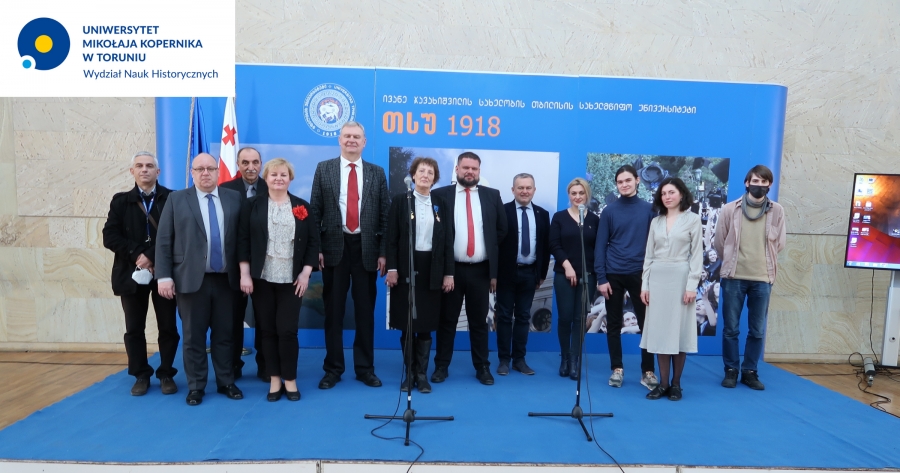 Pamiątkowe zdjęcie uczestników konferencji na Uniwersytecie w Tbilisi fot.Jarosław Iwaniuk (Radio Białystok) Na tle niebieskiej ścianki z nazwą konferencji ustawieni jej uczestnicy - mężczyźni i kobiety w różnym wieku