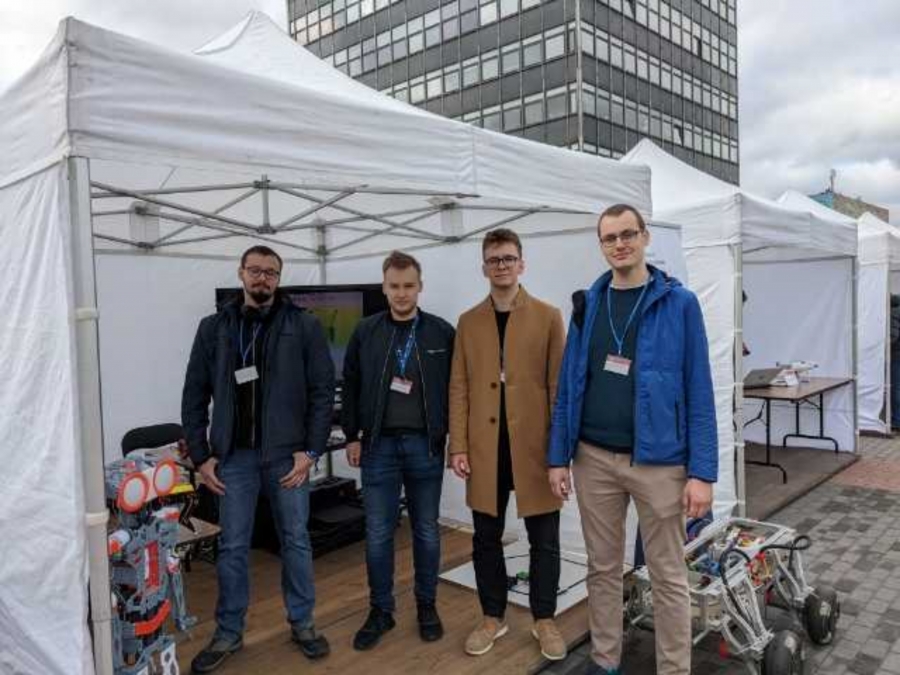 obrazek: From left: Bartosz Szynkiewicz, Eng (Student), Artur Bereit, Eng (Student), Hubert Stefaniak, Eng (Student), Rafał Szczepański, MSc (Institute of Technical Sciences, Faculty of Physics, Astronomy and Informatics) From left: Bartosz Szynkiewicz, Eng (Student), Artur Bereit, Eng (Student), Hubert Stefaniak, Eng (Student), Rafał Szczepański, MSc (Institute of Technical Sciences, Faculty of Physics, Astronomy and Informatics)
