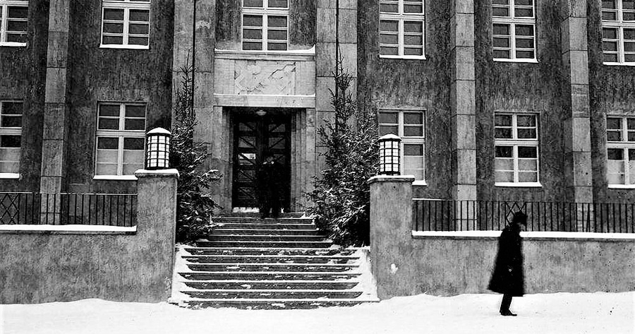 obrazek: Budynek tzw. Ubezpieczalni – obecnie Miejskiej Przychodni Lekarskiej przy ul. Uniwersyteckiej 1 w Toruniu fot.Narodowe Archiwum Cyfrowe, sygn. 1 C-1010-2 na zdjęciu wejście do budynku tzw. Ubezpieczalni ? obecnie Miejskiej Przychodni Lekarskiej przy ul. Uniwersyteckiej 1 w Toruniu