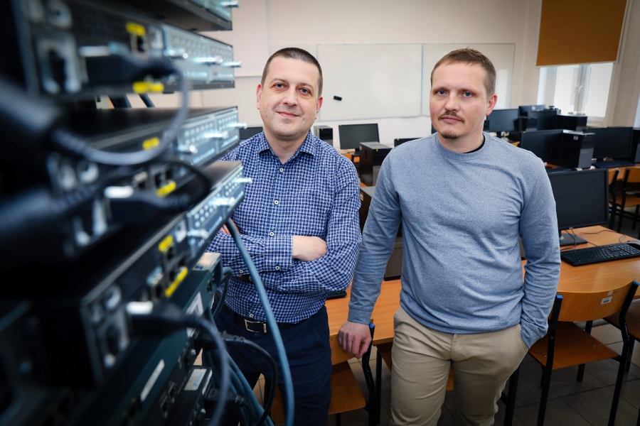Dr hab. Piotr Masłowski, prof. UMK, i dr hab. Mariusz Piwiński, prof. UMK fot.Andrzej Romański Dwie stojące osoby dr hab. Piotr Masłowski, prof. UMK, i dr hab. Mariusz Piwiński, prof. UMK