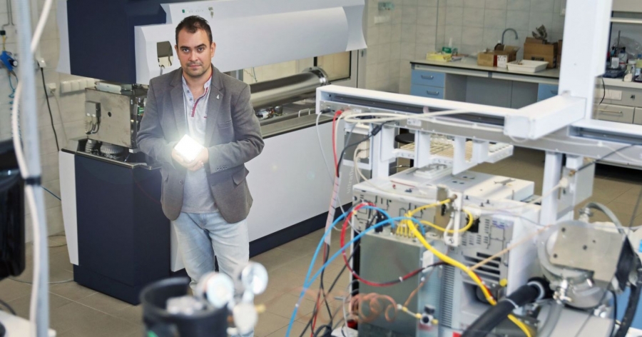 Dr hab. Paweł Pomastowski, prof. UMK z Interdyscyplinarnego Centrum Nowoczesnych Technologii fot.fot. Andrzej Romański Dr hab. Paweł Pomastowski, prof. UMK z Interdyscyplinarnego Centrum Nowoczesnych Technologii stoi z płytką w ręku w laboratorium