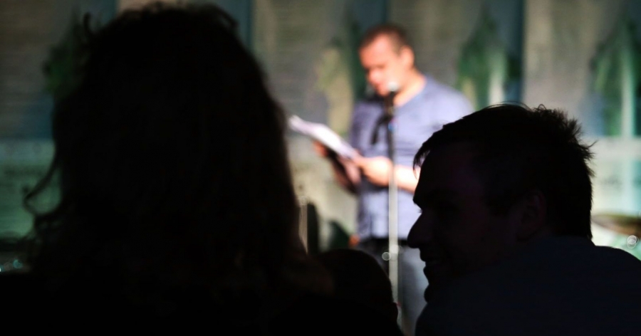 fot.fot. Andrzej Romański Sylwetki dwóch osób na tle sceny w Od Nowie, na której poeta prezentuje swoje wiersze