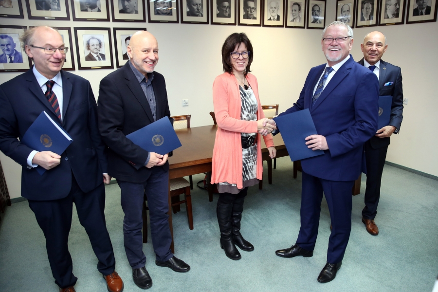 Od lewej: prof. Werner Ulrich, prof. Włodzimierz Jaskólski, prof. Aldona Glińska-Neweś, rektor UMK prof. Andrzej Tretyn oraz prof. Wojciech Wysota fot.Andrzej Romański Zdjęcie ilustracyjne