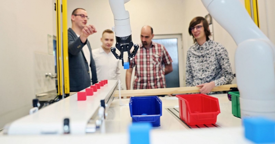 Naukowcy z Instytutu Nauk Technicznych UMK zbudowali mini linię produkcyjną i sprawdzili, jak usprawnić pracę robota fot.Andrzej Romański Naukowcy z Instytutu Nauk Technicznych UMK zbudowali mini linię produkcyjną i sprawdzili, jak usprawnić pracę robota