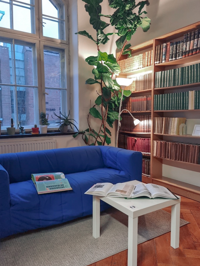Książki na półkach w Bibliotece Collegium Maius