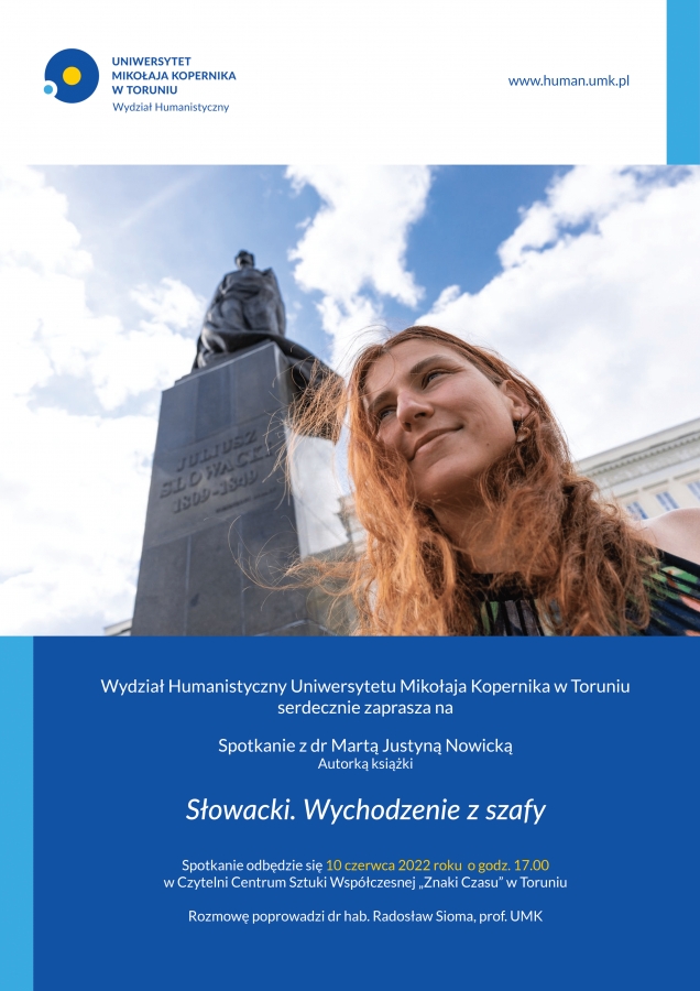 Marta Justyna Nowicka na tle pomnika Juliusza Słowackiego