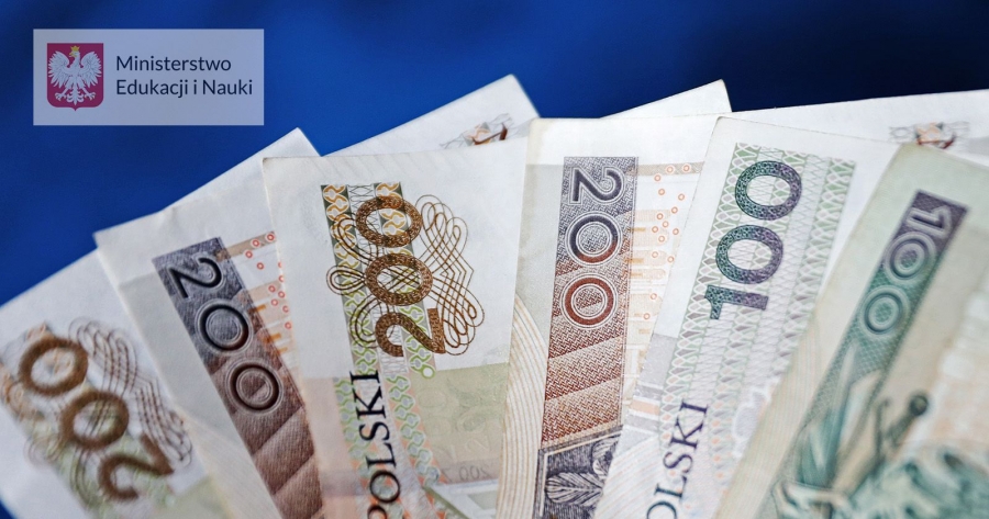 fot.fot. Andrzej Romański Banknoty i logo Ministerstwa Edukacji i Nauki