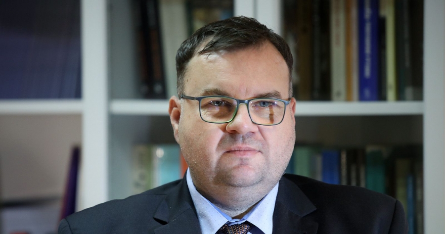 Dr hab. Tomasz Jarmużek, prof. UMK jest koordynatorem wyłaniającego się pola badawczego Logika i Filozofia Nauki fot.fot. Andrzej Romański Zdjęcie portretowe mężczyzny w okularach. W tle widać regał z książkami