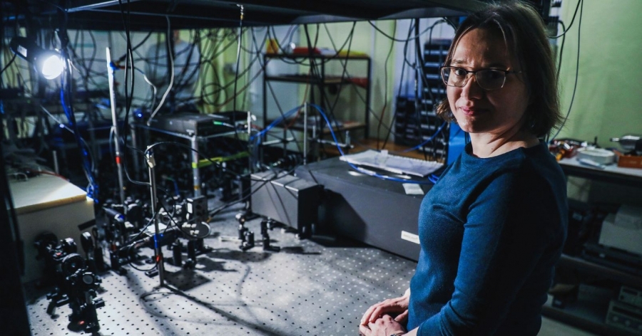 Dr Katarzyna Bielska z Katedry Fizyki Atomowej, Molekularnej i Optycznej w Instytucie Fizyki UMK fot.fot. Andrzej Romański W laboratorium, pełnym sprzętów i kabli, po prawej stronie stoi kobieta w okularach