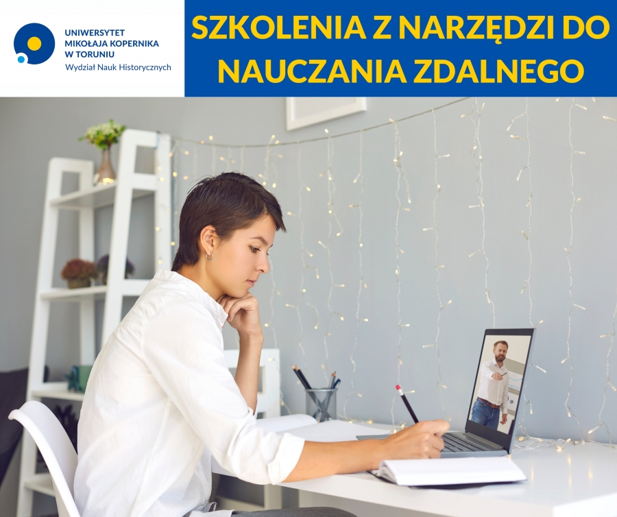Kobieta siedzi przed laptopem stojącym na biurku