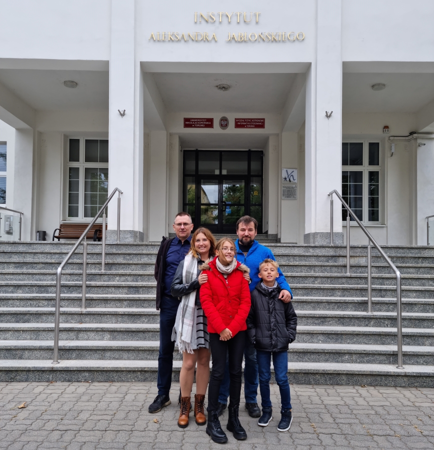 od lewej: prof. dr hab. Ireneusz Grabowski (Dyrektor Instytutu Fizyki), p. Anna Wocławek (prawnuczka prof. A. Jabłońskiego) z partnerem i dziećmi fot.Monika Borecka prof. dr hab. Ireneusz Grabowski (Dyrektor Instytutu Fizyki), p. Anna Wocławek (prawnuczka prof. A. Jabłońskiego) z partnerem i dziećmi przed budynkiem Instytutu Fizyki