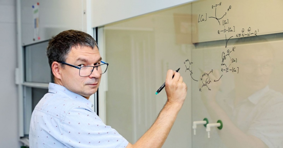 Dr Mariusz Bosiak z Katedry Chemii Organicznej fot.fot. Andrzej Romański Dr Mariusz Bosiak z Katedry Chemii Organicznej przy tablic z wzorem chemicznym