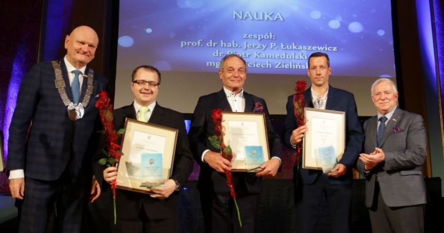 Zespół naukowców z Interdyscyplinarnego Centrum Nowoczesnych Technologii odebrał nagrodę w kategorii "Nauka" fot.fot. Adam Zakrzewski/Urząd Miasta Torunia Prezydent Torunia Michał Zaleski i zastępca prezydenta Zbigniew Fiderewicz z laureatami nagrody podczas gali w Dworze Artusa