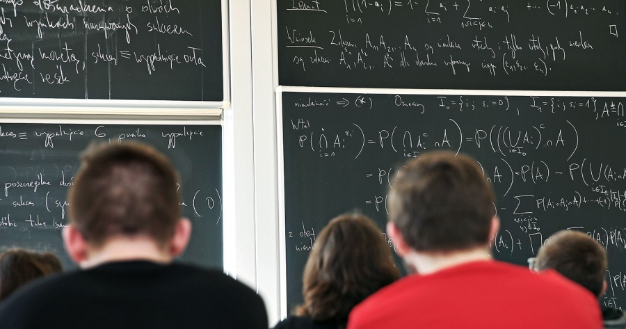 obrazek: fot.fot. Andrzej Romański Studenci podczas wykładów przed tablicami, na których zapisano obliczenia