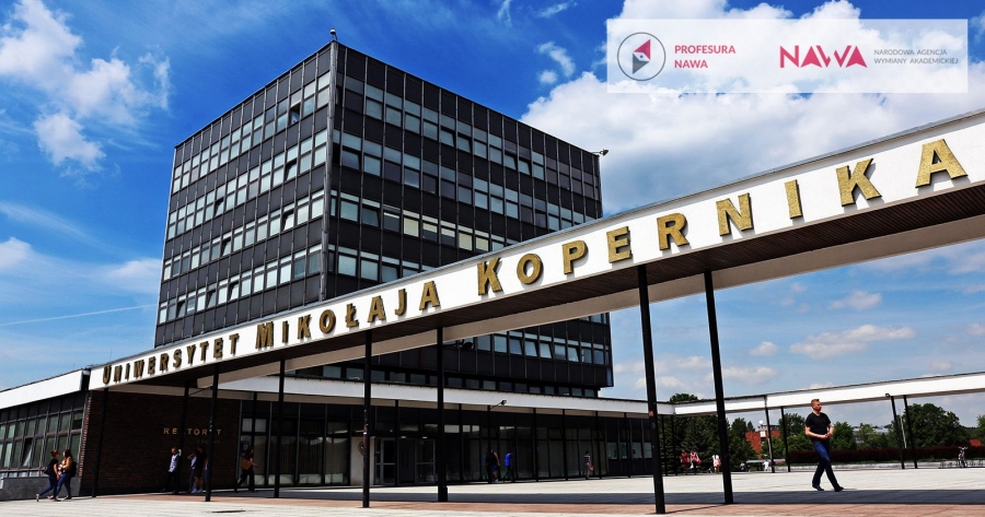fot.Andrzej Romański Budynek rektoratu z napisem Uniwersytet Mikołaja Kopernika. W prawym górnym rogu zdjęcia widnieje logo programu Profesura NAWA