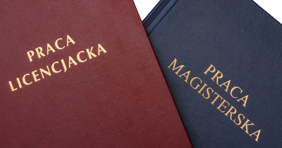 Kilka książek leży na stole.