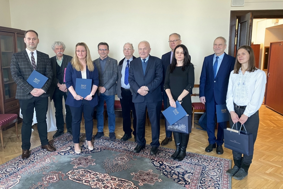 Laureaci wraz z wiceprezesem PAN prof. Paweł Rowiński oraz członkami komisji oceniającej wnioski (dr Karolina Mikulska-Rumińska trzecia od lewej). fot.nadesłano Zdjęcie ilustracyjne
