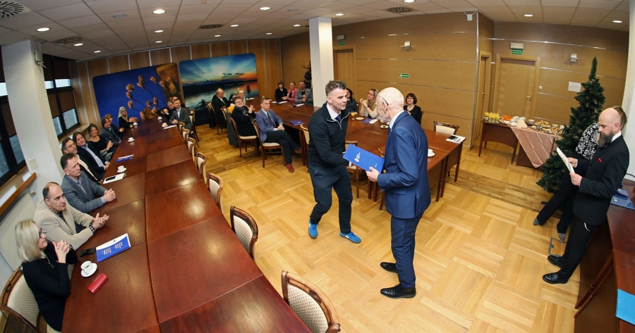obrazek: Rektor UMK prof. dr hab. Andrzej Sokala wręczył powołania kierownikom nowych wyłaniających się pól badawczych oraz kierownikom grup naukowych IDUB fot.fot. Andrzej Romański Zdjęcie z uroczystości wręczenia powołań kierownikom