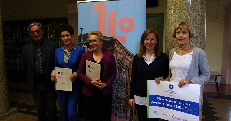 obrazek: Od lewej: dr hab. Marek Wiśniewski, prof. UMK, mgr Aleksandra Majkowska - dyrektor I LO, prof. dr hab. Iwona Łakomska - dziekan Wydziału Chemii UMK, dr hab. Sylwia Studzińska, prof. UMK, mgr Grażyna Winnicka - nauczycielka chemii w I LO w Grudziądzu Zdjęcie ilustracyjne