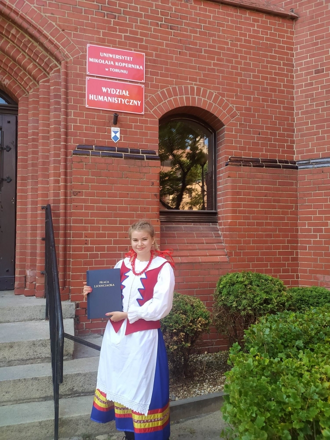 fot.nadesłane Weronika Bąber w stroju kociewianki przed Collegium Maius