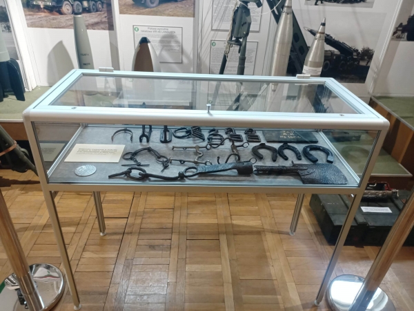 Studenci wojskoznawstwa z „własną” gablotą w Muzeum Artylerii Zdjęcie ilustracyjne