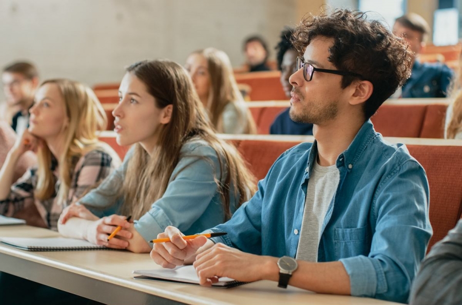 źródło: Shutterstock Studenci podczas wykladu