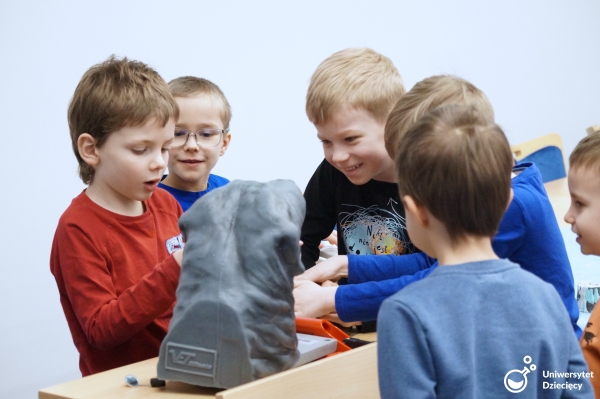 Studenci Uniwersytetu Dziecięcego dowiedzieli się jak rozmawiać trzeba z psem.