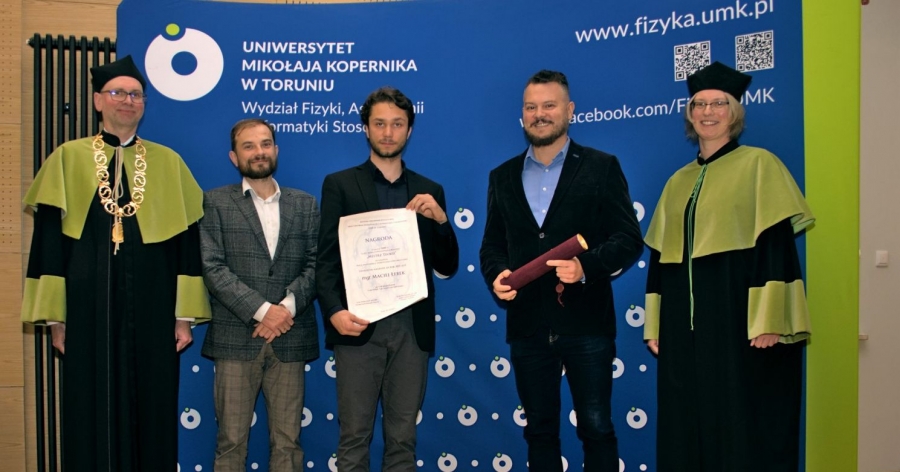 Laureatem pierwszej edycji konkursu Mistrz Teorii został Maciej Łebek fot.Grzegorz Gondek Przy ściance z logo uniwersytetu stoi czterech mężczyzn i kobieta