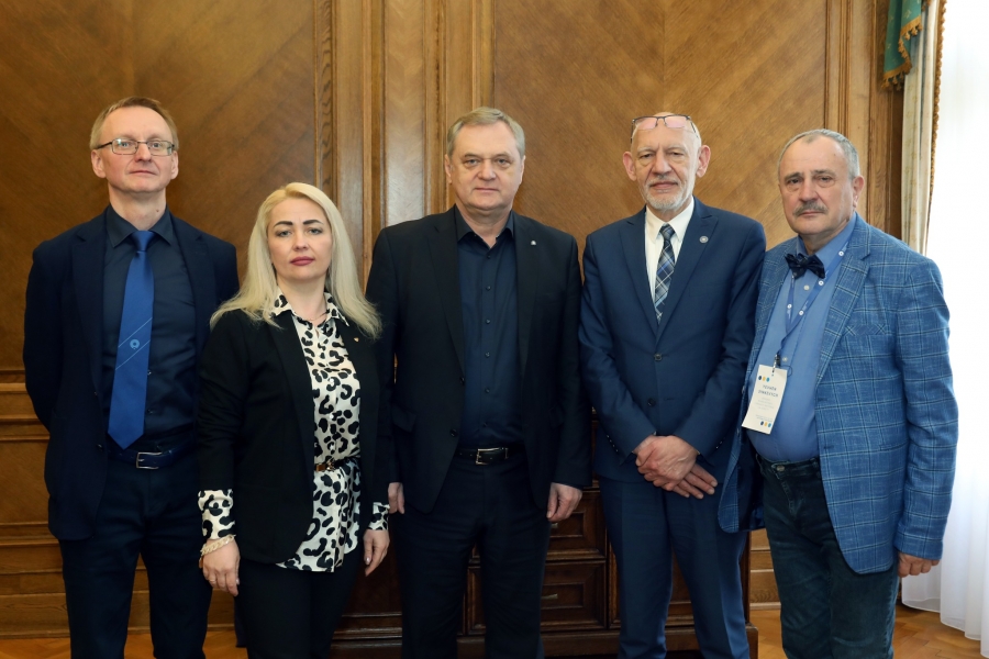 fot.Andrzej Romański Rektor UMK prof. dr hab. Andrzej Sokala, dziekan Wydziału Nauk Historycznych UMK prof. dr hab. Stanisław Roszak, rektor prof. Oleksandr Cherevko, prof. Yevhen Sinkevych oraz prof. Olga Morozovą
